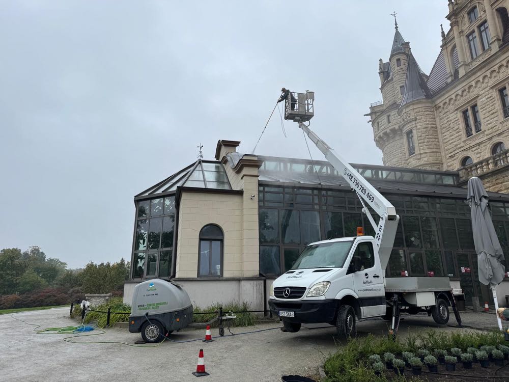 Mycie elewacji zamku podnośnikiem koszowym